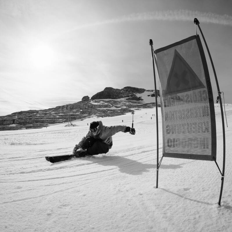 Simply. skis Carver. on Glacier 3000